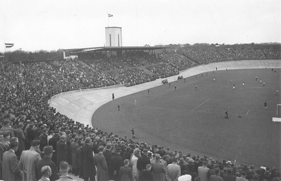 Feyenoord – Enschede (0-1) in De Goffert, 25 april 1943. Tijdens de wedstrijd werd gecollecteerd voor de Rotterdamse oorlogsslachtoffers. Foto: Fotopersbureau Gelderland, Regionaal Archief Nijmegen, CC BY-SA