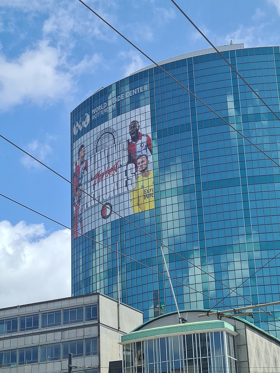 Een groot Feyenoord-kampioensbeeld op het World Trade Center in Rotterdam in 2023