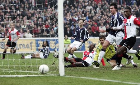 Castelen scoort vlak voor rust de 2-1.