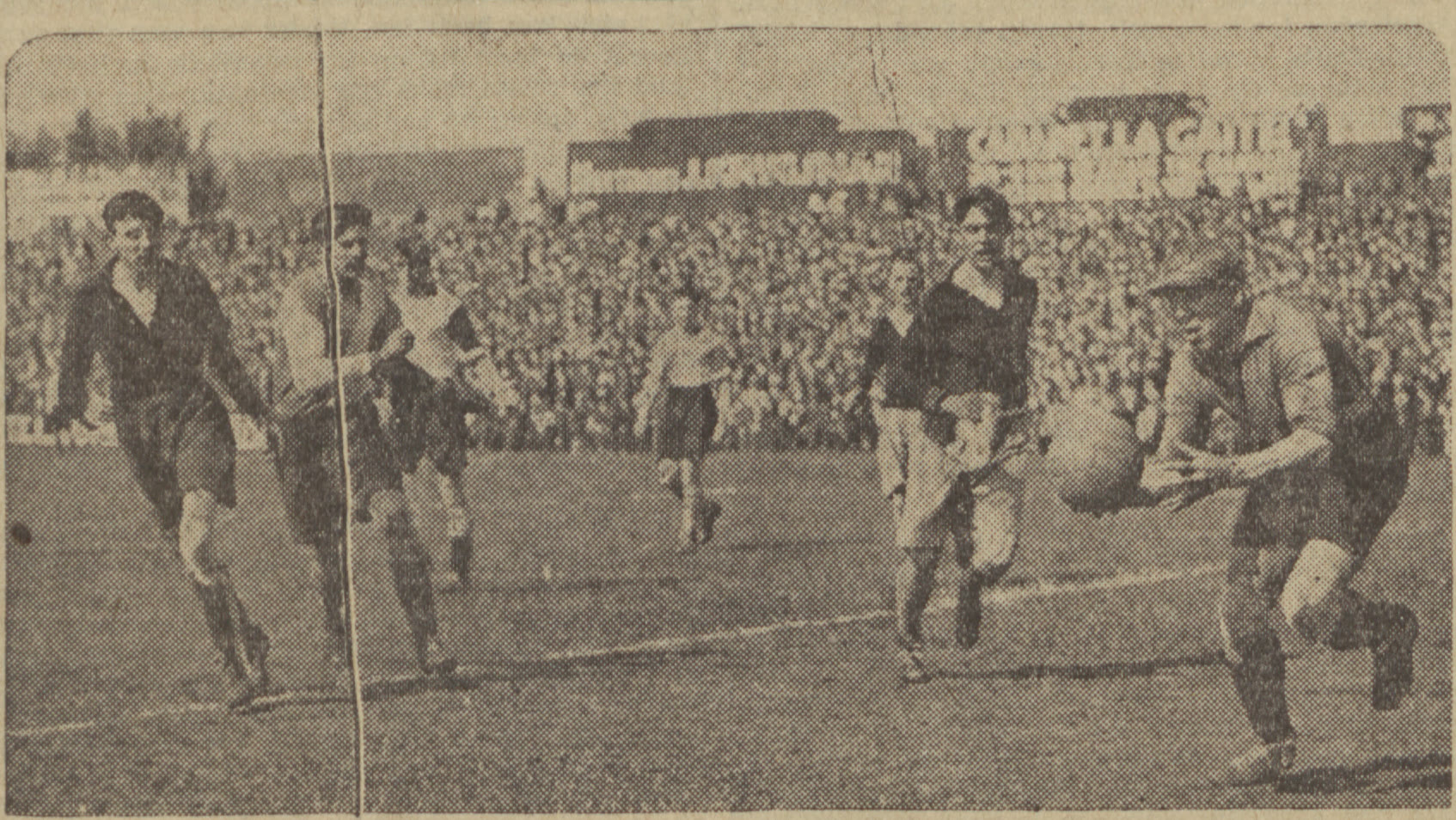 Feijenoord won de voetbalbeker door Excelsior met 1-0 te kloppen; een van de talrijke keren dat Brend in het Excelsior-doel moest ingrijpen. Foto: Voorwaarts, 16 juni 1930 (anonieme persfoto, publiek domein; via Delpher).