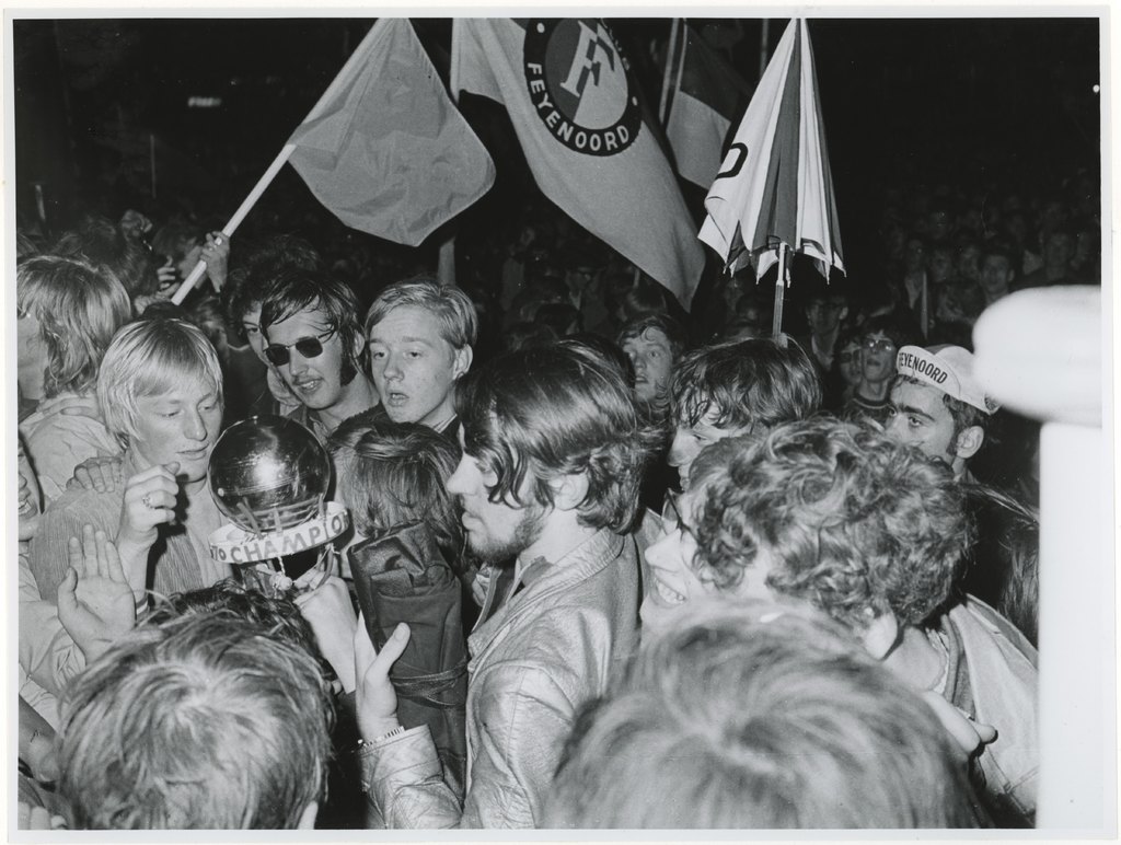 Feestvreugde op de Coolsingel naar aanleiding van het door Feyenoord behaalde officieuze wereldkampioenschap voor clubs na een overwinning op Estudiantes de la Plata (Argentinië) (1-0). Foto: H.M. Vrijmoet / Stadsarchief Rotterdam, 1970-2077 (CC BY 4.0).
