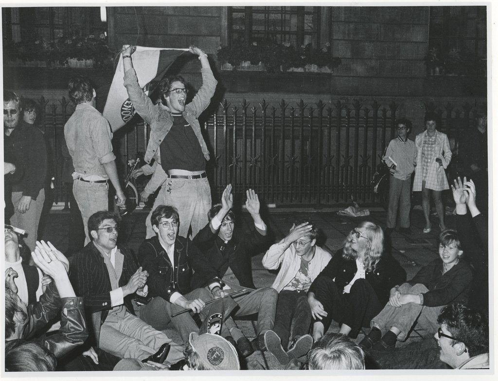 Feestvreugde op de Coolsingel naar aanleiding van het door Feyenoord behaalde officieuze wereldkampioenschap voor clubs na een overwinning op Estudiantes de la Plata (Argentinië) (1-0). Foto: H.M. Vrijmoet / Stadsarchief Rotterdam, 1970-2078 (CC BY 4.0).