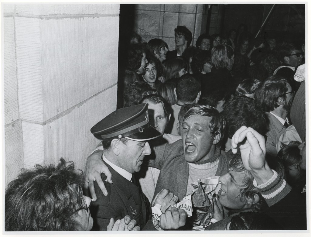 Feestvreugde op de Coolsingel naar aanleiding van het door Feyenoord behaalde officieuze wereldkampioenschap voor clubs na een overwinning op Estudiantes de la Plata (Argentinië) (1-0). Foto: H.M. Vrijmoet / Stadsarchief Rotterdam, 1970-2081 (CC BY 4.0).