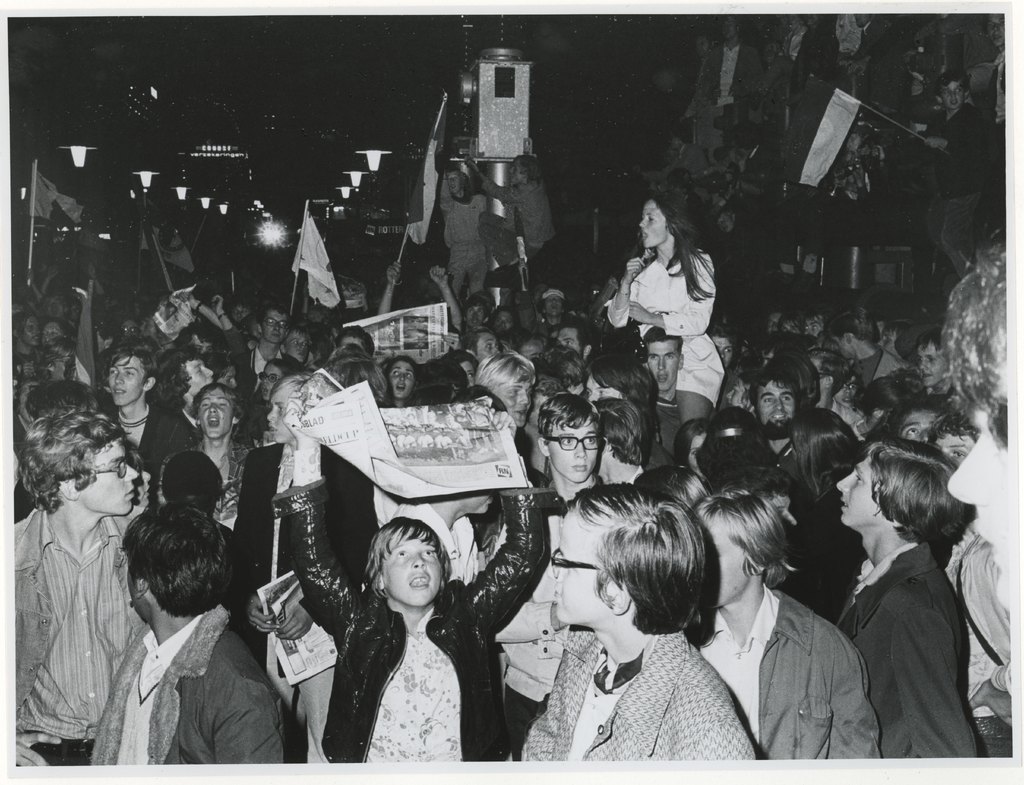Feestvreugde op de Coolsingel naar aanleiding van het door Feyenoord behaalde officieuze wereldkampioenschap voor clubs na een overwinning op Estudiantes de la Plata (Argentinië) (1-0). Foto: H.M. Vrijmoet / Stadsarchief Rotterdam, 1970-2083 (CC BY 4.0).