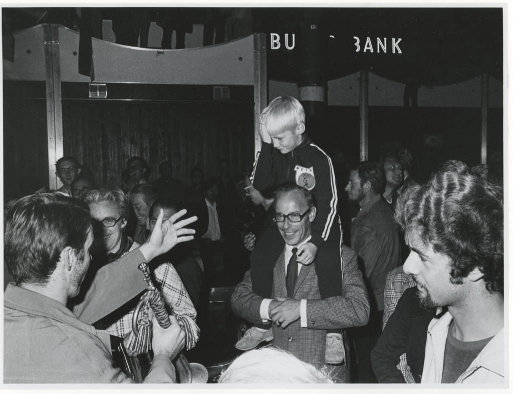 Feestvreugde op de Coolsingel naar aanleiding van het door Feyenoord behaalde officieuze wereldkampioenschap voor clubs na een overwinning op Estudiantes de la Plata (Argentinië) (1-0). Foto: H.M. Vrijmoet / Stadsarchief Rotterdam, 1970-2084 (CC BY 4.0).