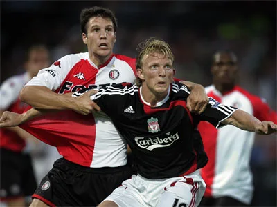 Ron Vlaar en Dirk Kuyt in actie