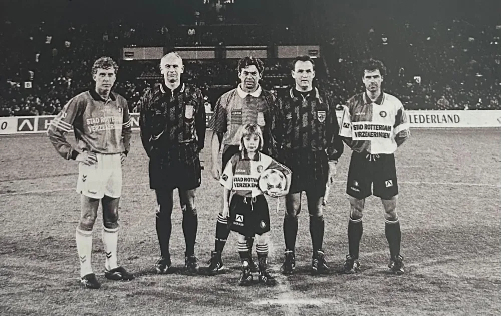 De Tilburgers waren hun shirts vergeten mee te nemen. De uitshirts van Feyenoord boden de uitkomst. Wat vooral in de eerste helft voor veel verwarring zorgde bij de thuisploeg.