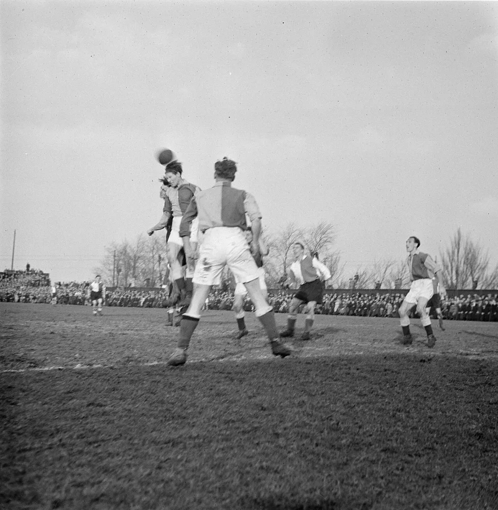 DWS tegen Feyenoord 1-1. Corner voor DWS-doel. Foto: fotograaf onbekend / Anefo, Nationaal Archief (CC0).