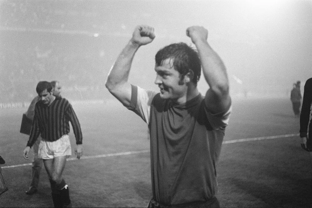 AC Milan tegen Feyenoord 1-0 Europa Cup I. Theo Laseroms verlaat juichend het veld. Foto: Eric Koch / Anefo, Nationaal Archief (CC0).