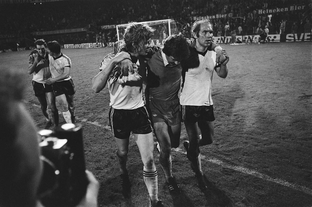 Feyenoord tegen Rhoda JC 0-2, doelman Geilman verlaat geblesseerd het veld. Foto: Bert Verhoeff / Anefo, Nationaal Archief (CC0).