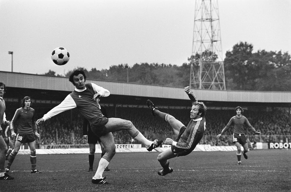 FC Twente tegen Feijenoord 2-0; v.l.n.r. Jeuring (scorend), Ramljak en A. Mühren. Foto: Rob Mieremet / Anefo, Nationaal Archief (CC0).