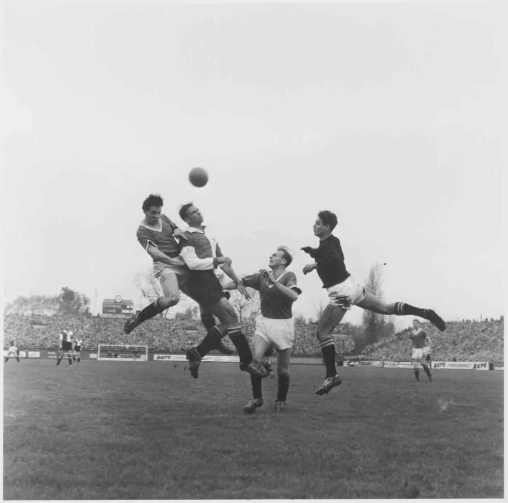 Ajax-Feijenoord (uitslag 3-1). Met: Schouten, Haarms, Anderiesen, 9 november 1958 Foto Ben van Meerendonk / AHF, collectie IISG, Amsterdam. Foto: IISG via Wikimedia Commons, CC BY-SA 2.0.