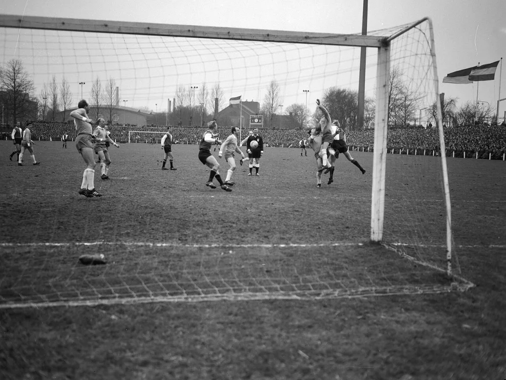 PSV tegen Feyenoord 1-0, aanval op PSV-doel v.l.n.r. H. Groot , Van Wissem , Hoenen, Veldhoen, Donners, keeper Bals en Kruiver. Foto: Joop van Bilsen / Anefo, Nationaal Archief (CC0).