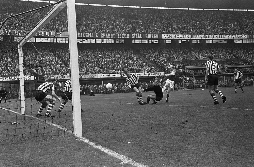 Feyenoord tegen Sparta, Kruiver (r) scoort eerste doelpunt. Foto: Eric Koch / Anefo, Nationaal Archief (CC0).
