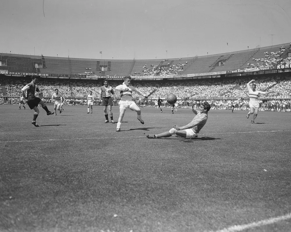 Finale voetbalbeker Feijenoord tegen Fortuna / aangetast. Foto: Herbert Behrens / Anefo, Nationaal Archief (CC0).