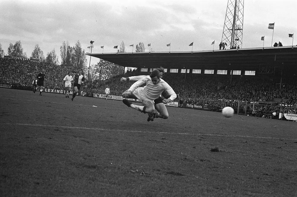 Ajax tegen Feyenoord 2-1, doelpunt van Cruijff. Foto: Bert Verhoeff / Anefo, Nationaal Archief (CC0).