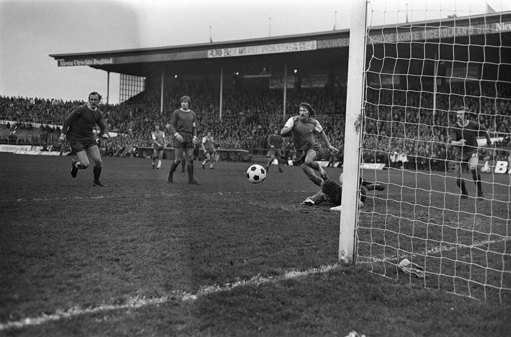 FC Utrecht tegen Feyenoord 0-0, Kreuz geeft voorzet, rechts doelman Hermiksen, links kijkt Adriaanse toe. Foto: Rob C. Croes / Anefo, Nationaal Archief (CC0).
