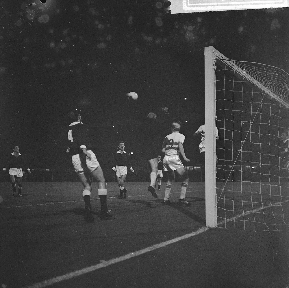Feyenoord tegen Servette 1-3, Schouten rechts bij Schneider en linksback Mattioli. Foto: Eric Koch / Anefo, Nationaal Archief (CC0).