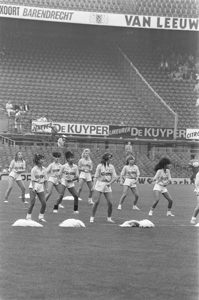 Feyenoord tegen Haarlem; "cheerleaders" op het veld in actie. Foto: Rob Bogaerts / Anefo, Nationaal Archief (CC0).