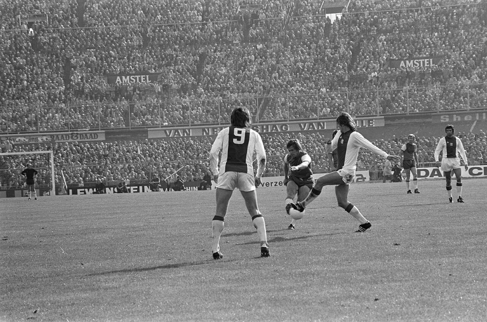 Ajax tegen Feyenoord 2-1, Wery (midden) scoort 0-1. Foto: Bert Verhoeff / Anefo, Nationaal Archief (CC0).