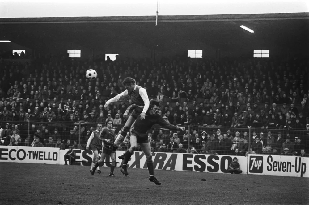 Go Ahead Eagles tegen Feijenoord 0-0; Nico Jansen in duel met Walbeek (?). Foto: Bert Verhoeff / Anefo, Nationaal Archief (CC0).
