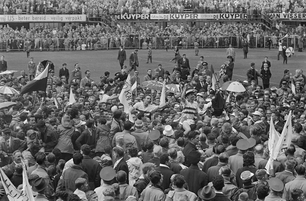 Feyenoord tegen Rapid. Feyenoord kampioen. Feestvreugde van Feyenoord. Foto: Wim van Rossem / Anefo, Nationaal Archief (CC0).