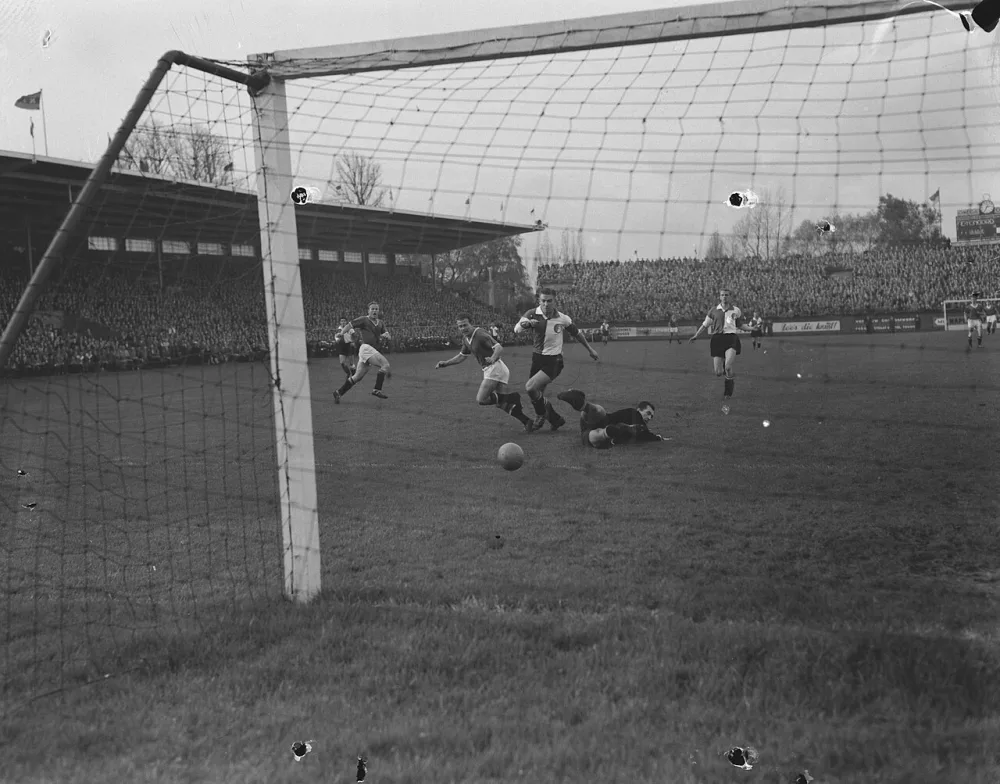 Ajax tegen Feyenoord 3-1, Piet van der Kuyl met het derde doelpunt , in het midden Walhout en rechts Pieters Graafland. Foto: Joop van Bilsen / Anefo, Nationaal Archief (CC0).