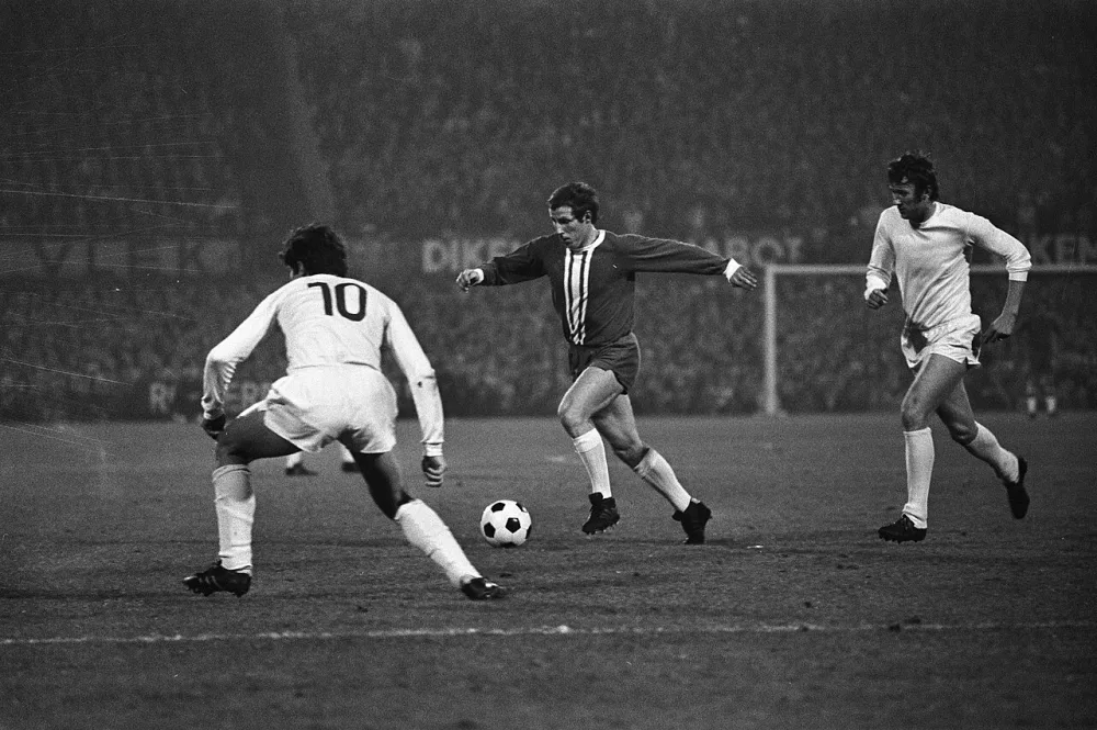 Feyenoord tegen Dynamo Boekarest 2-0, spelmoment. Foto: fotograaf onbekend / Anefo, Nationaal Archief (CC0).