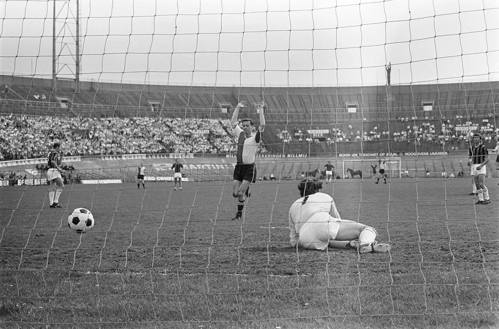 DWS tegen Feyenoord 1-2. Kindvall juicht, keeper Jongbloed is geslagen. Foto: Ron Kroon / Anefo, Nationaal Archief (CC0).