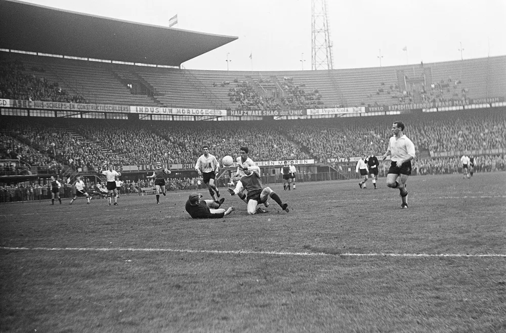 Feyenoord tegen NAC 5-1, Piet Kruiver (liggend) is ten val gebracht v.l.n.r. Korebrits, Luyten, Mulder. Foto: Eric Koch / Anefo, Nationaal Archief (CC0).