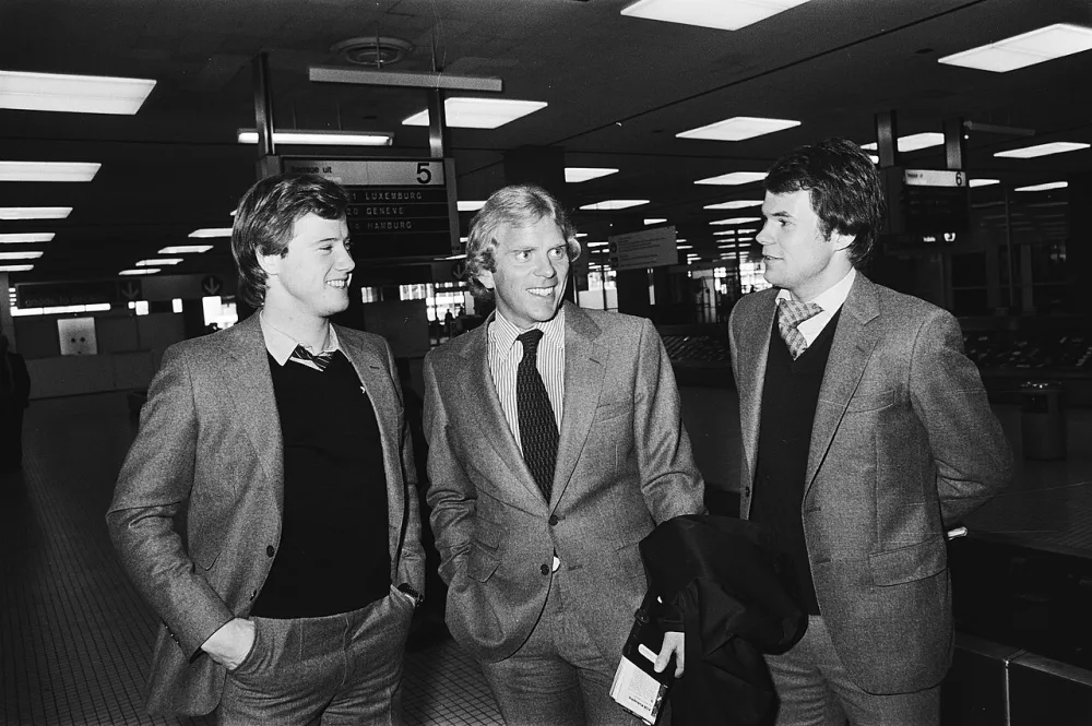 V.l.n.r. Ingemar Erlandson , trainer Bob Houghton en Magnus Andersson op Schiphol. Foto: Fernando Pereira / Anefo, Nationaal Archief (CC0).