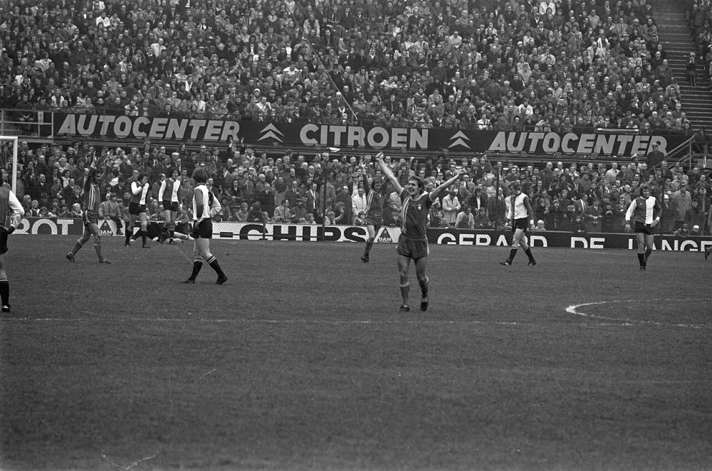 Feyenoord tegen FC Twente 1-3, juichende twentenaren. Foto: Bert Verhoeff / Anefo, Nationaal Archief (CC0).