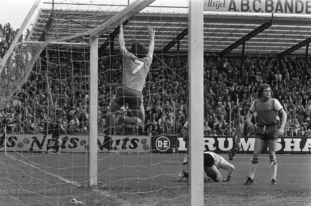 NAC - Feyenoord 1-0. NAC heeft gescoord. Foto: Hans Peters / Anefo, Nationaal Archief (CC0).