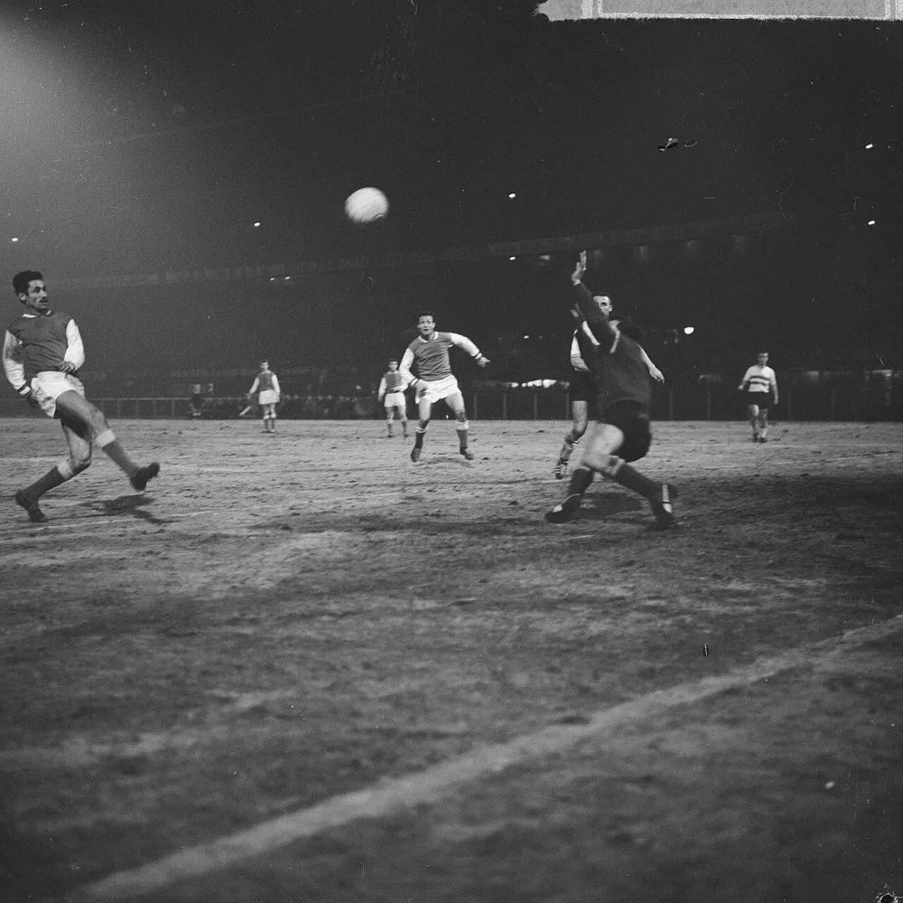 Europa Cup 1. Feyenoord tegen Reims 1-1. Het enige doelpunt van Reims. Akesbi schiet de bal over Pieters Graafland. Foto: Eric Koch / Anefo, Nationaal Archief (CC0).