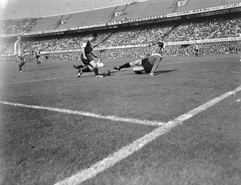Feyenoord tegen SC Enschede. Keeper Dijkmans en Bennaars. Foto: Henk Lindeboom / Anefo, Nationaal Archief (CC0).