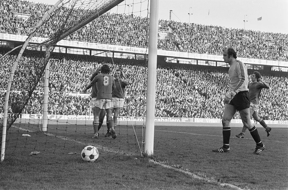 Feyenoord tegen PSV 2-3, juichende PSV-ers na 2e doelpunt rechts treurende Treytel. Foto: Rob Mieremet / Anefo, Nationaal Archief (CC0).