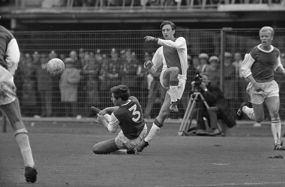 Feyenoord tegen Ajax 1-0. Nummer 26 Israel in duel met Cruyff. Foto: Ron Kroon / Anefo, Nationaal Archief (CC0).