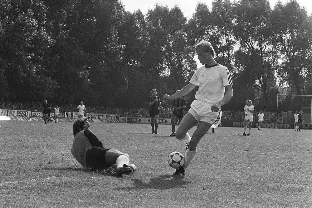 Excelsior - Feijenoord 0-2; Petur Petursson scoort het eerste doelpunt langs doelman René Vermunt. Foto: Rob C. Croes / Anefo, Nationaal Archief (CC0).