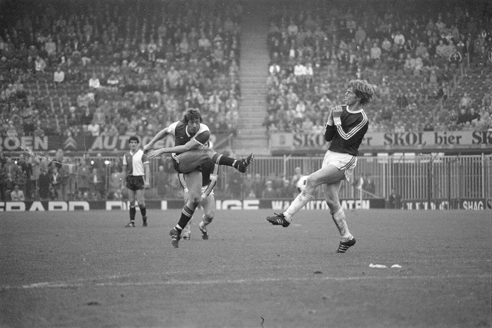 Feyenoord tegen Go Ahead 2-0, Aad Mansveld schiet tegen Oude Wesseling op. Foto: Bert Verhoeff / Anefo, Nationaal Archief (CC0).