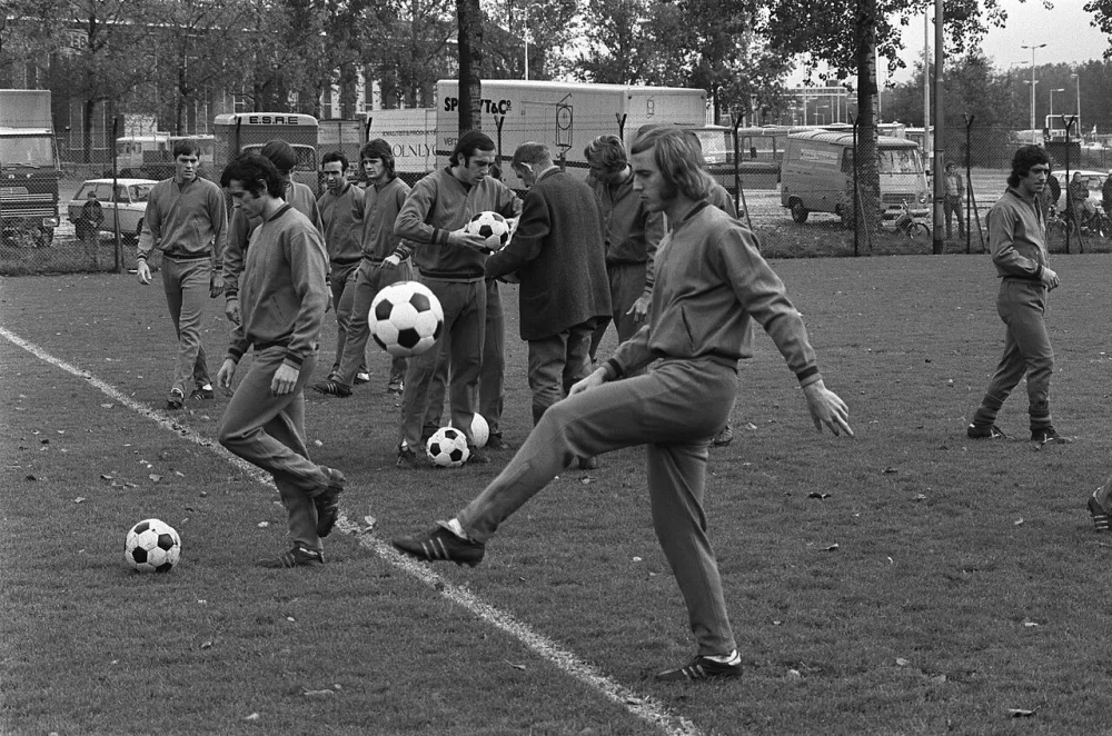 Barcelona traint voor wedstrijd tegen Feyenoord; het Barcelona-elftal met Neeskens op de voorgrond. Foto: Bert Verhoeff / Anefo, Nationaal Archief (CC0).