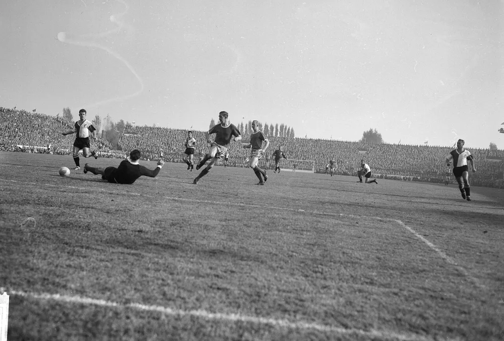 Ajax tegen Feyenoord 1-3. Kreyermaat, Pieters Graafland, Bak, Cees Groot , Henk Groot. Foto: Joop van Bilsen / Anefo, Nationaal Archief (CC0).