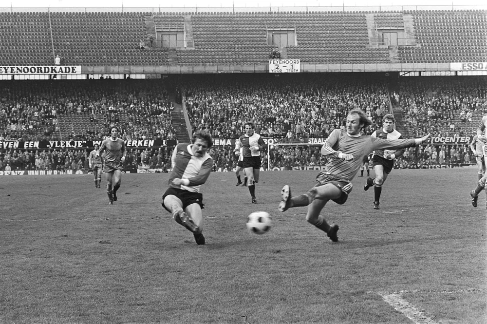 Feyenoord-aanvaller Willy Kreuz schiet op het PSV doel. Foto: Bert Verhoeff / Anefo, Nationaal Archief (CC0).