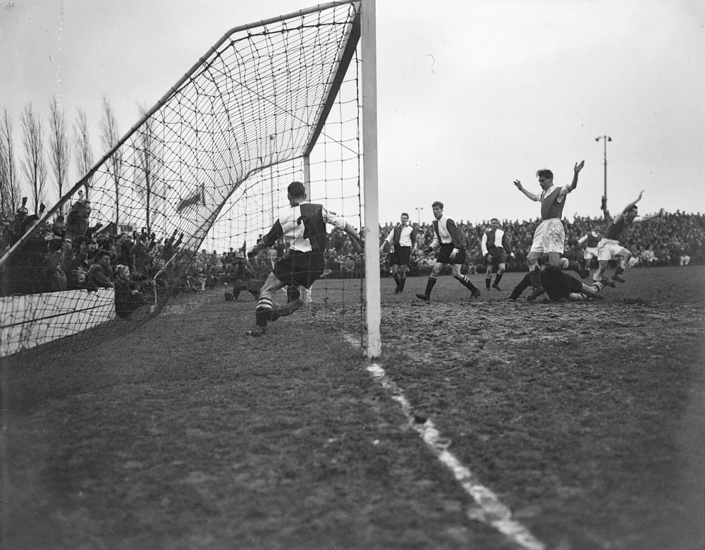 Voetbal Elinkwijk tegen Feyenoord 4-1, tweede doelpunt Elinkwijk. Foto: J.D. Noske / Anefo, Nationaal Archief (CC0).