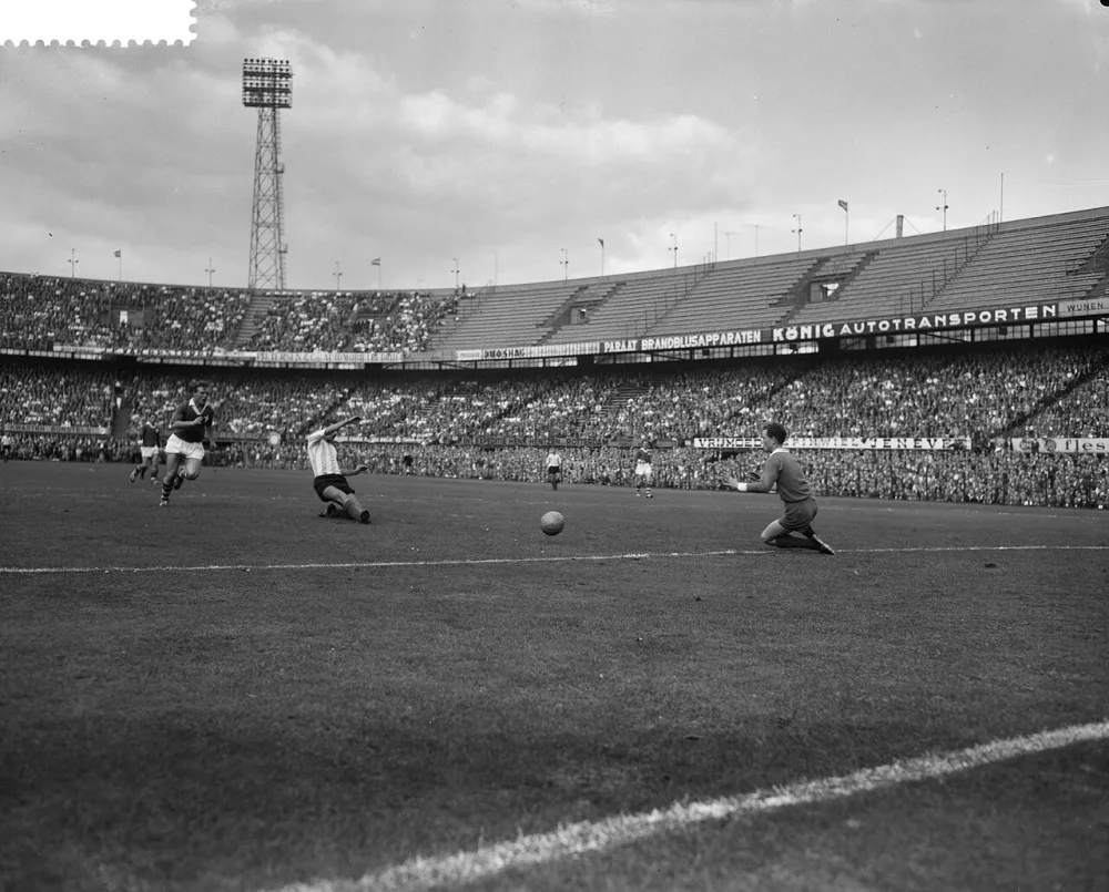 Feyenoord tegen MVV 6-1, Cor van de Gijp (midden) maakt er 1-1 van, rechts keeper Peree. Foto: Herbert Behrens / Anefo, Nationaal Archief (CC0).