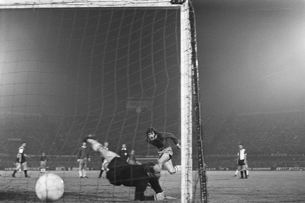 Ajax-Feyenoord 1-3. Kopbal van Ajax-speler Barry Hulshof. Keeper Eddy Treytel lijkt verslagen, maar goal wordt vanwege buitenspel afgekeurd. Foto: fotograaf onbekend / Anefo, Nationaal Archief (CC0).