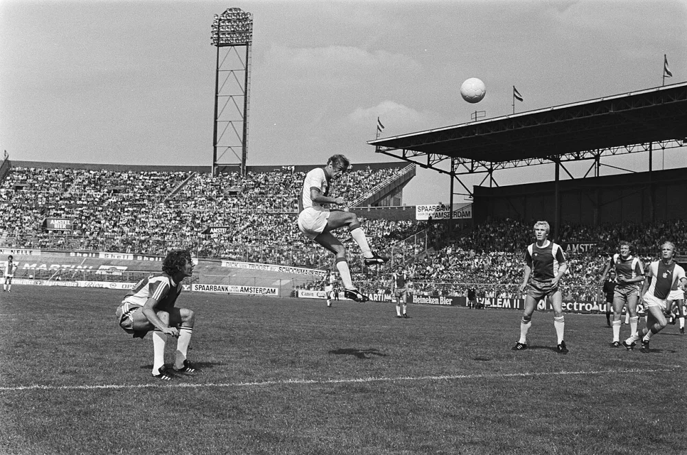 Ajax tegen Feyenoord 2-2, nr. 11 Piet Schrijvers met voet in verband, nr. 12 Schoenacker scoort 1-0. Foto: Hans Peters / Anefo, Nationaal Archief (CC0).