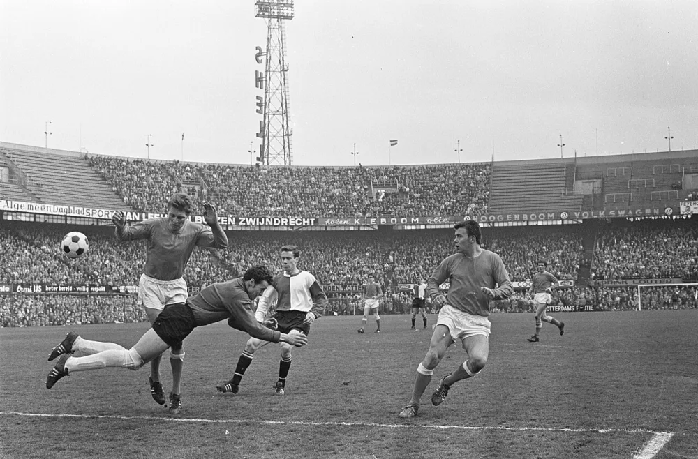 Feyenoord tegen Volendam 4-1. Kindvall (midden) passeert doelman Ruiten. Foto: Eric Koch / Anefo, Nationaal Archief (CC0).