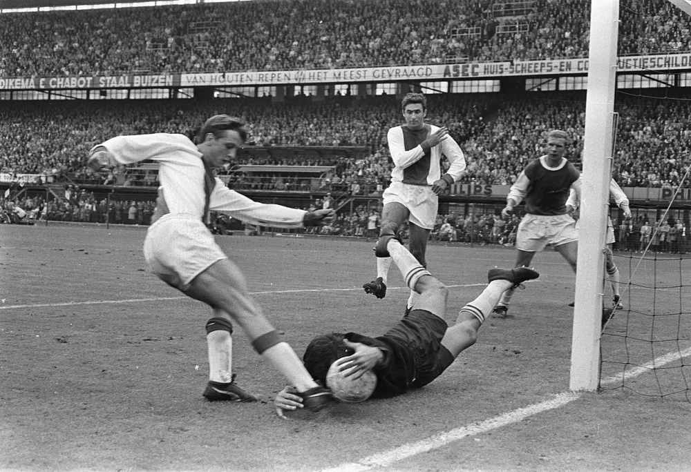 Feyenoord tegen Ajax 1-0. Cruijff in duel met Eddy P. Graafland. Foto: Ron Kroon / Anefo, Nationaal Archief (CC0).