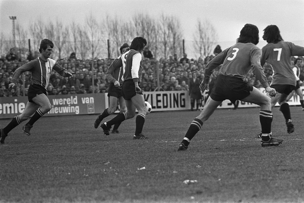PEC tegen Feyenoord 1-3, KNVB-beker, nummer 4A en 5A scheidsrechter H. A. Geurens krijgt carnavals-onderscheiding. Foto: Rob Mieremet / Anefo, Nationaal Archief (CC0).