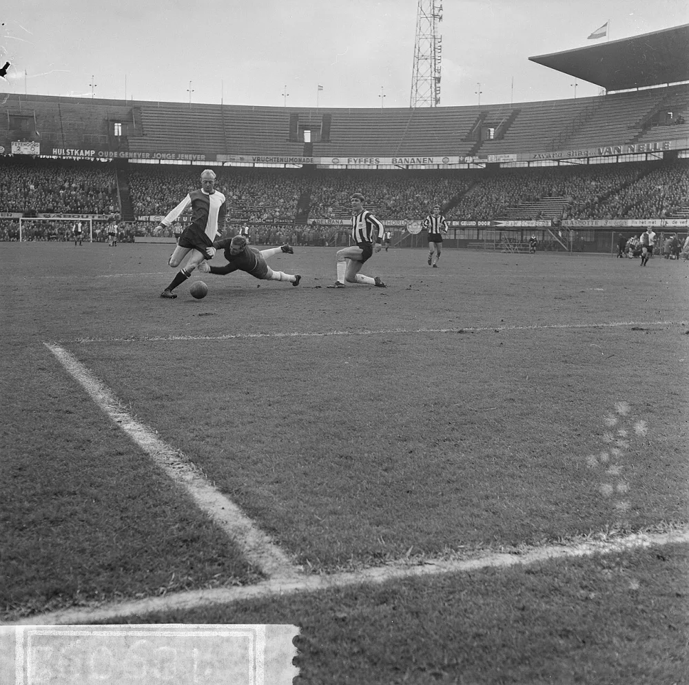 Feyenoord tegen Heracles 5-2, Kruiver in duel met keeper Van der Wint. Foto: Jan Voets / Anefo, Nationaal Archief (CC0).